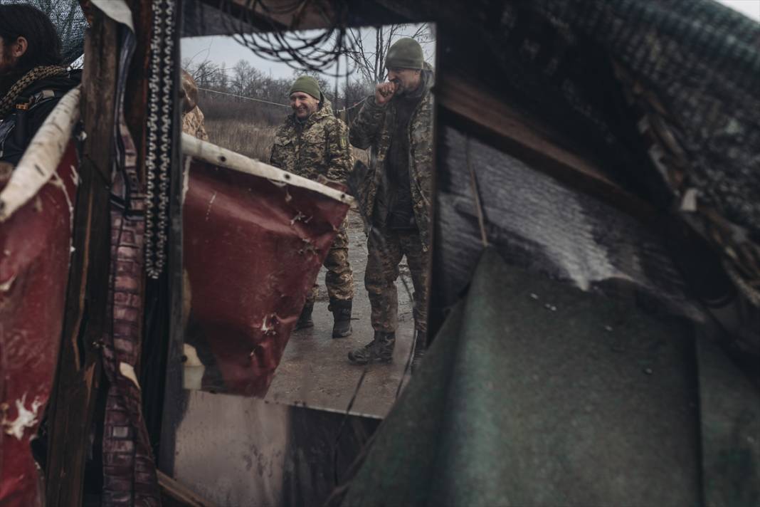 Ukrayna askerleri Donbas cephe hattında görüntülendi 9