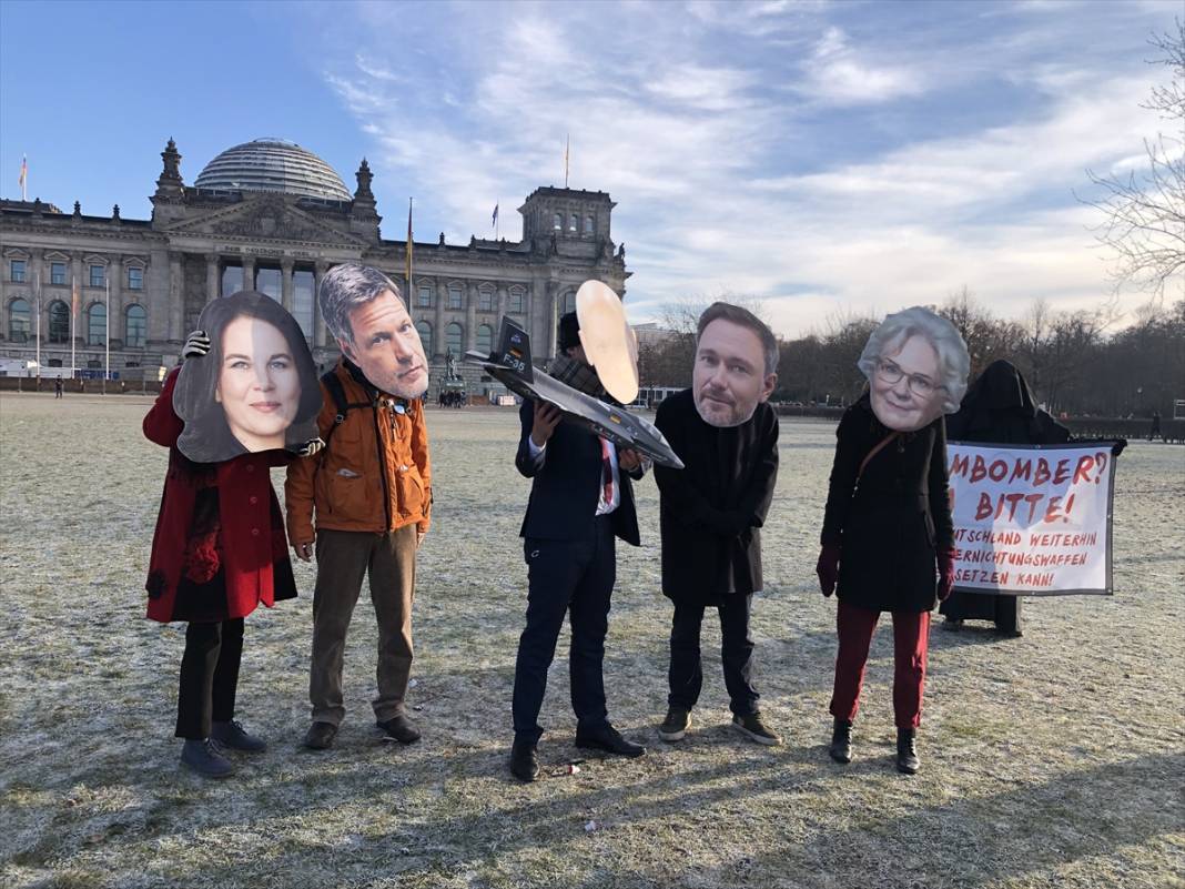 Berlin’de aktivistler F-35 savaş uçağı alımını protesto etti 1