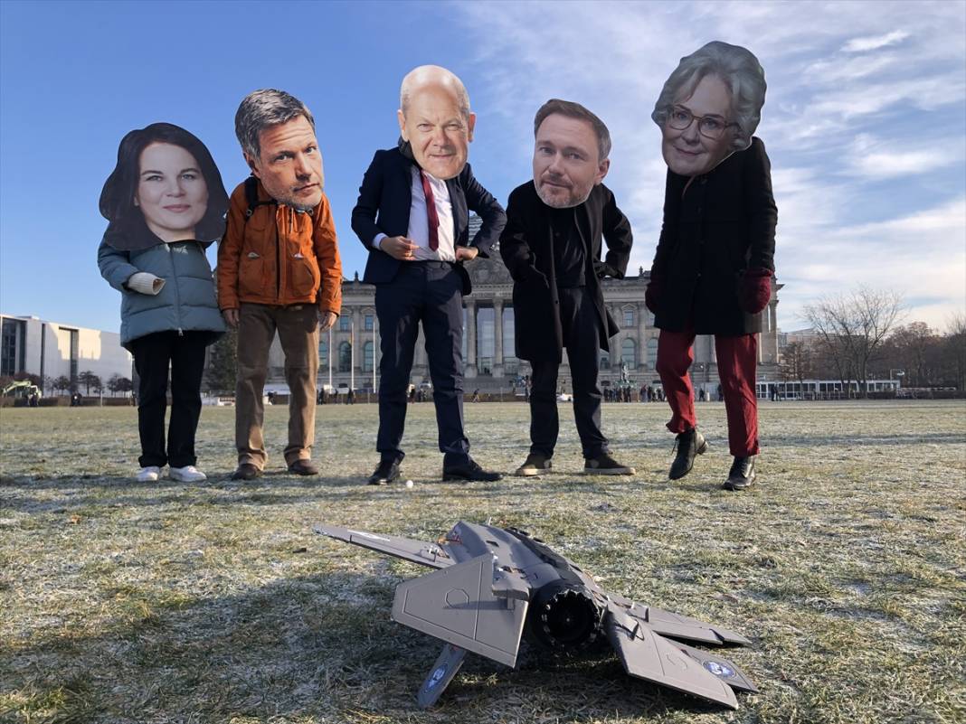 Berlin’de aktivistler F-35 savaş uçağı alımını protesto etti 4