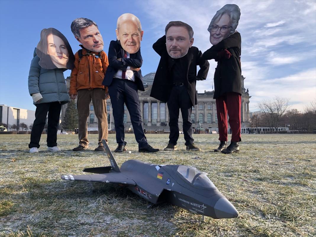 Berlin’de aktivistler F-35 savaş uçağı alımını protesto etti 5