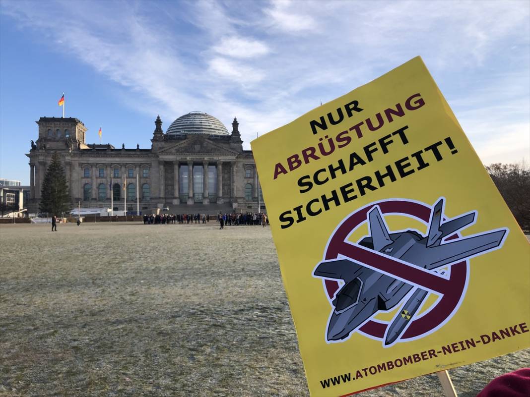 Berlin’de aktivistler F-35 savaş uçağı alımını protesto etti 8