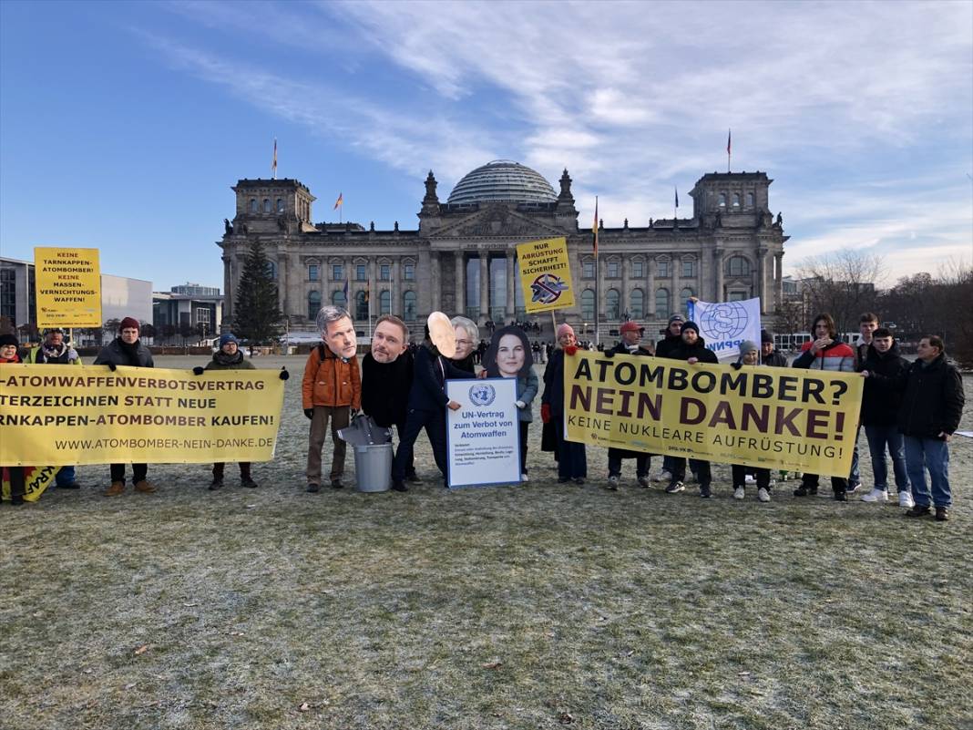 Berlin’de aktivistler F-35 savaş uçağı alımını protesto etti 9