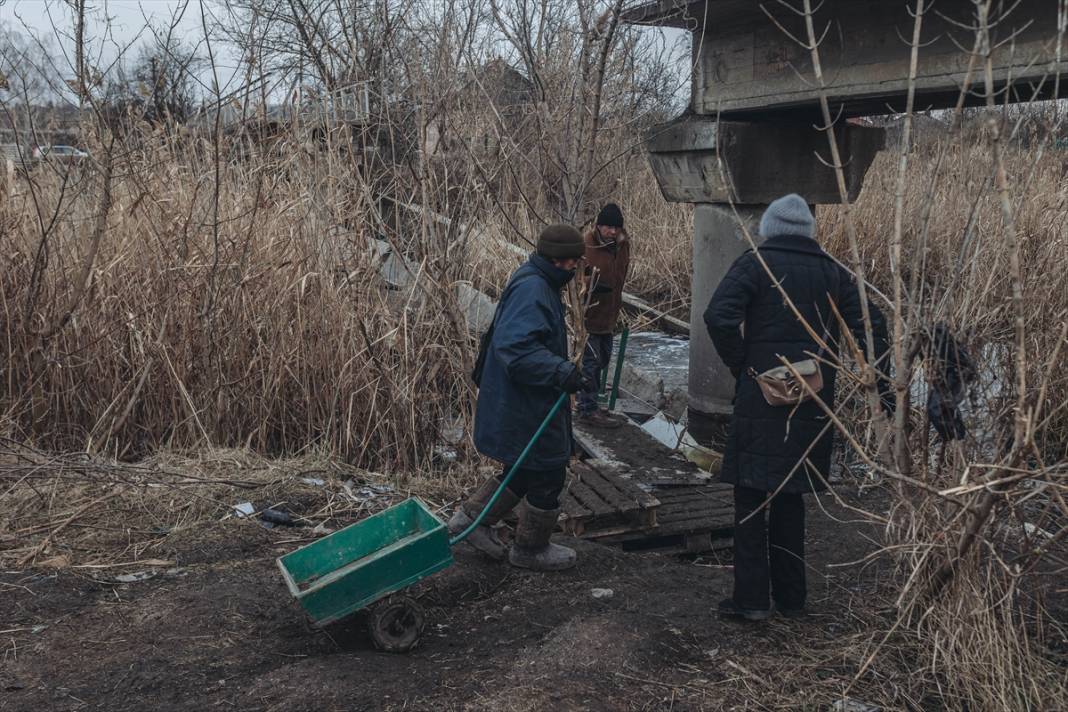 Ukrayna'nın Bahmut kentinde Rus saldırıları devam ederken sığınaklarda yaşam sürüyor 13