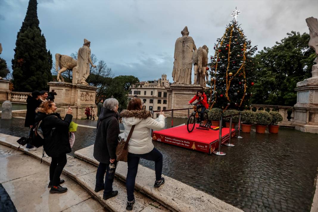 İtalya'da bisiklet ile aydınlanan Noel ağacı 1