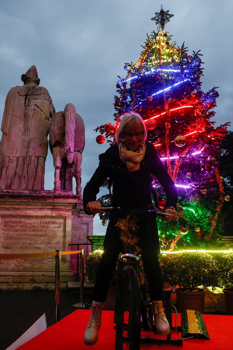 İtalya'da bisiklet ile aydınlanan Noel ağacı 2