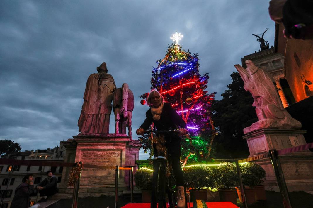 İtalya'da bisiklet ile aydınlanan Noel ağacı 3