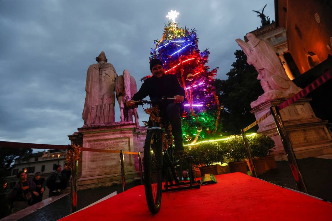 İtalya'da bisiklet ile aydınlanan Noel ağacı 4