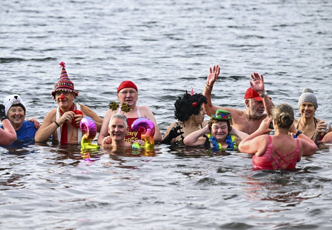 Berlin'de bir grup  yeni yılı soğuk suya girerek karşıladılar 10