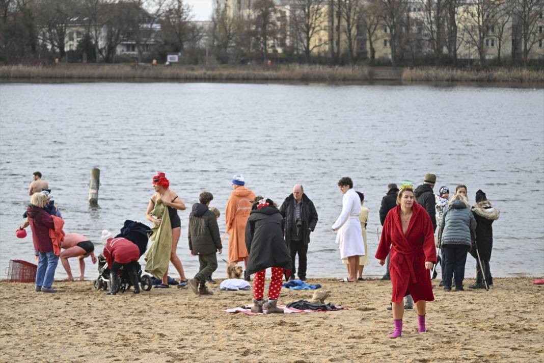 Berlin'de bir grup  yeni yılı soğuk suya girerek karşıladılar 13