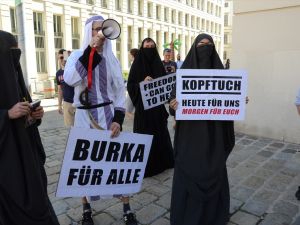 Avusturya'da aşırı sağcılardan çarşaflı protesto
