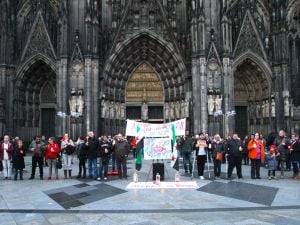 Halep saldırılarının durması için Köln'de insan zinciri