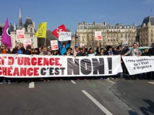 Paris'te 'OHAL'i acilen durdurun eylemi
