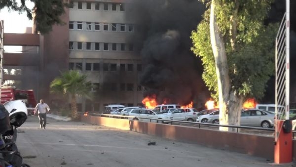 Adana Valiliği'ne bombalı araçla saldırı 12