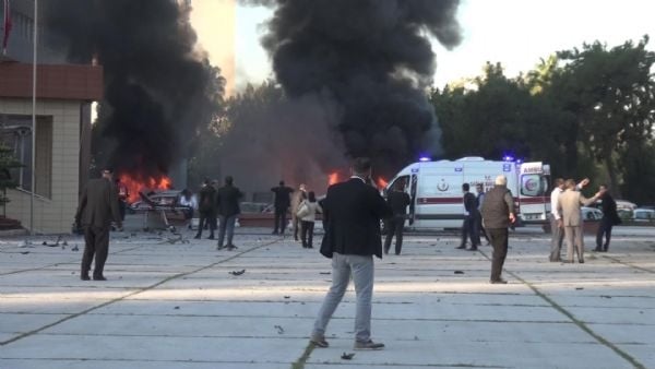 Adana Valiliği'ne bombalı araçla saldırı 3
