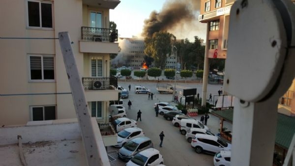 Adana Valiliği'ne bombalı araçla saldırı 4