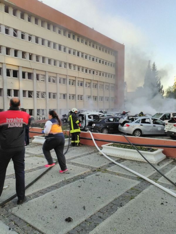 Adana Valiliği'ne bombalı araçla saldırı 6