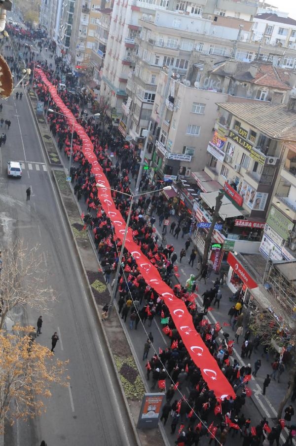 Diyarbakır'da binlerce kişi terörü lanetledi 6
