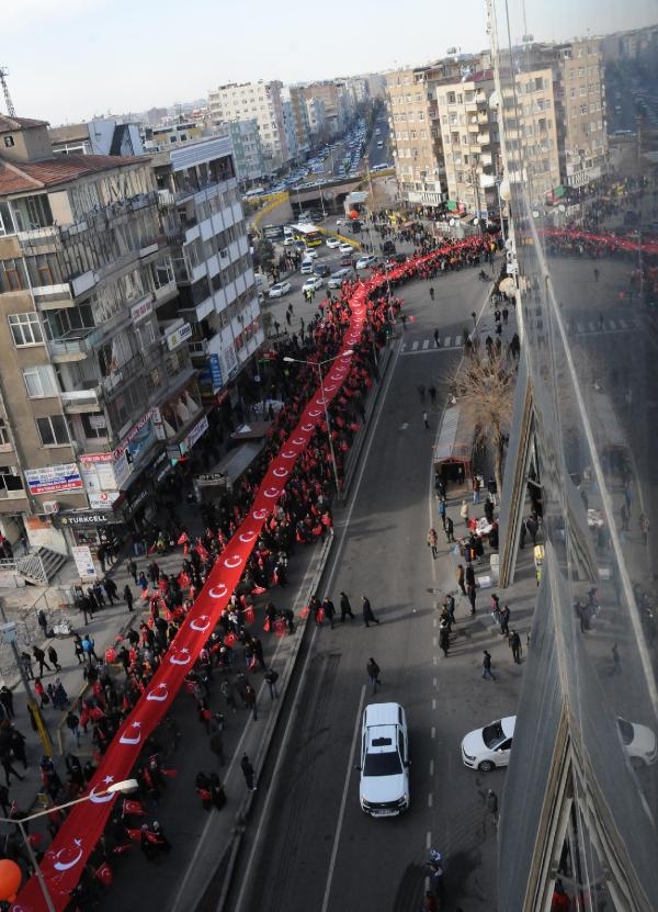 Diyarbakır'da binlerce kişi terörü lanetledi 7