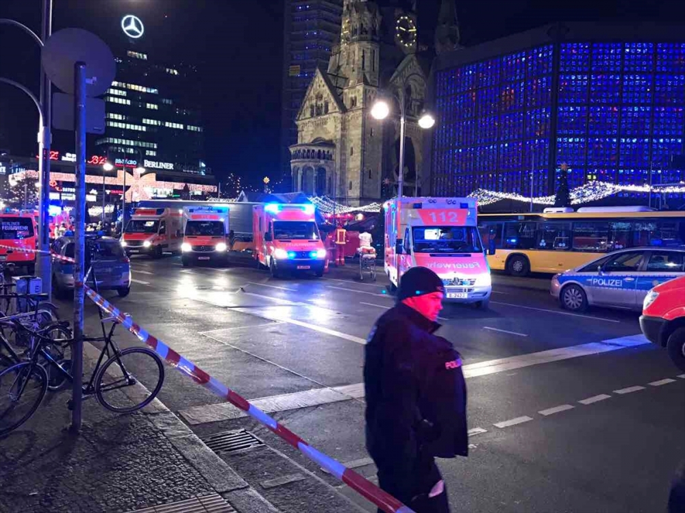 Berlin'de Noel pazarına TIR girdi: 12 ölü ve 48 yaralı 4