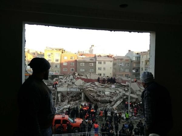Zeytinburnu'nda bina çöktü: 2 ölü, 17 yaralı 10