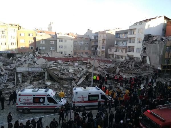 Zeytinburnu'nda bina çöktü: 2 ölü, 17 yaralı 11