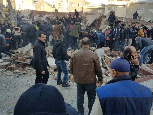 Zeytinburnu'nda bina çöktü: 2 ölü, 17 yaralı 12