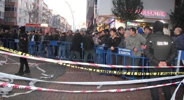 Zeytinburnu'nda bina çöktü: 2 ölü, 17 yaralı 13