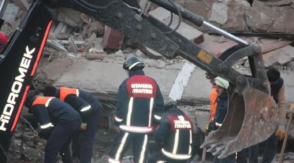Zeytinburnu'nda bina çöktü: 2 ölü, 17 yaralı 14