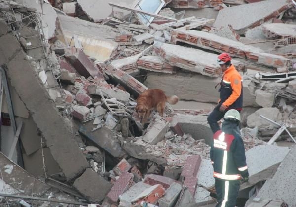 Zeytinburnu'nda bina çöktü: 2 ölü, 17 yaralı 15