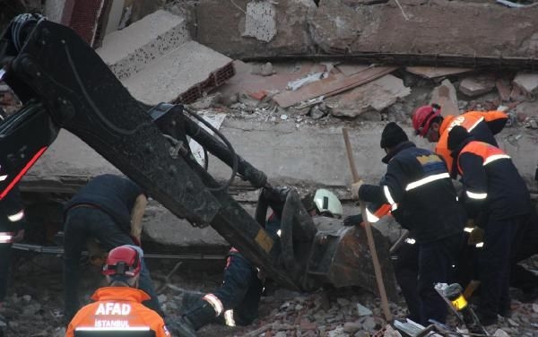 Zeytinburnu'nda bina çöktü: 2 ölü, 17 yaralı 17