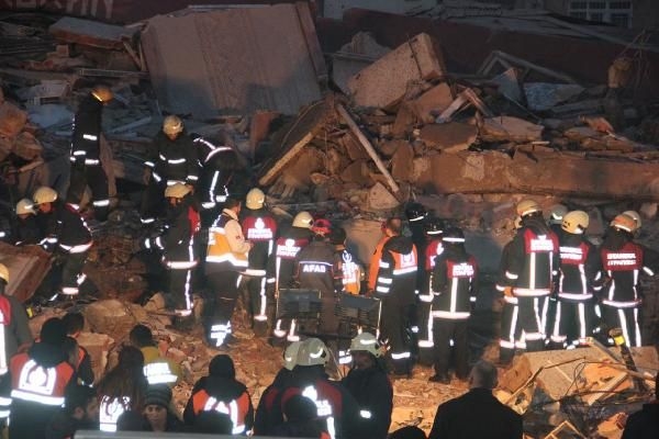 Zeytinburnu'nda bina çöktü: 2 ölü, 17 yaralı 19