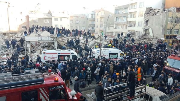 Zeytinburnu'nda bina çöktü: 2 ölü, 17 yaralı 21