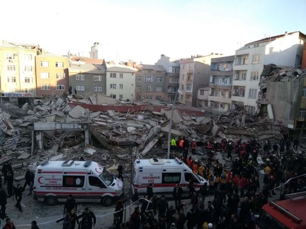 Zeytinburnu'nda bina çöktü: 2 ölü, 17 yaralı 22