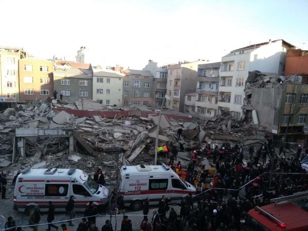 Zeytinburnu'nda bina çöktü: 2 ölü, 17 yaralı 23