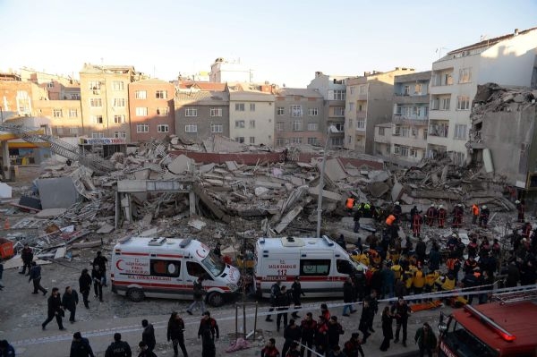 Zeytinburnu'nda bina çöktü: 2 ölü, 17 yaralı 25