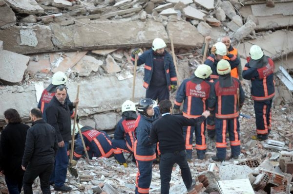 Zeytinburnu'nda bina çöktü: 2 ölü, 17 yaralı 26
