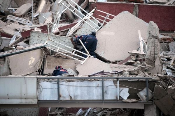 Zeytinburnu'nda bina çöktü: 2 ölü, 17 yaralı 27