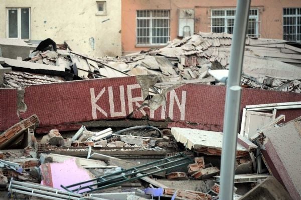 Zeytinburnu'nda bina çöktü: 2 ölü, 17 yaralı 30