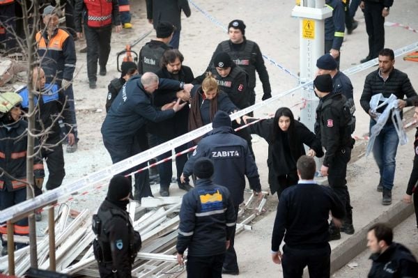 Zeytinburnu'nda bina çöktü: 2 ölü, 17 yaralı 31