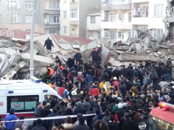 Zeytinburnu'nda bina çöktü: 2 ölü, 17 yaralı 32