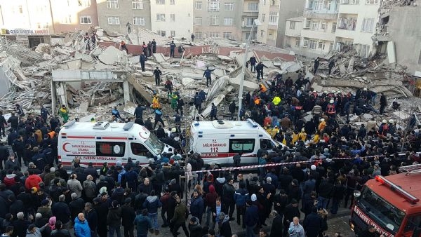Zeytinburnu'nda bina çöktü: 2 ölü, 17 yaralı 34