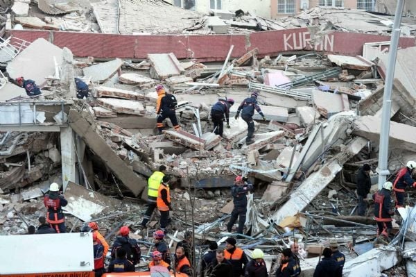 Zeytinburnu'nda bina çöktü: 2 ölü, 17 yaralı 36