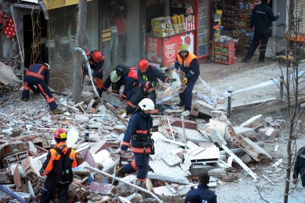 Zeytinburnu'nda bina çöktü: 2 ölü, 17 yaralı 37
