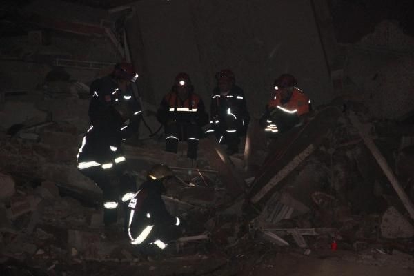 Zeytinburnu'nda bina çöktü: 2 ölü, 17 yaralı 5