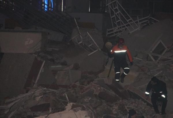 Zeytinburnu'nda bina çöktü: 2 ölü, 17 yaralı 6