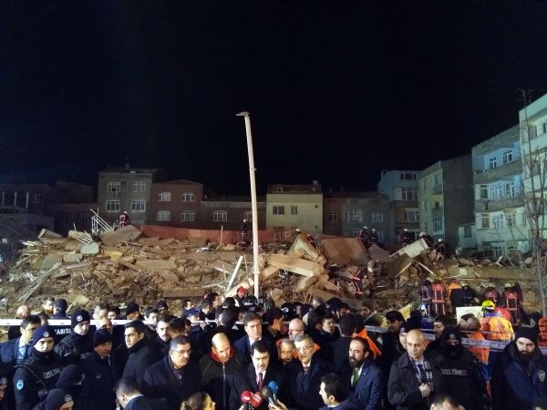 Zeytinburnu'nda bina çöktü: 2 ölü, 17 yaralı 7