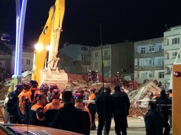 Zeytinburnu'nda bina çöktü: 2 ölü, 17 yaralı 9