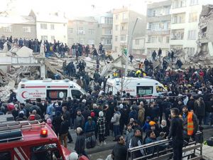 Zeytinburnu'nda bina çöktü: 2 ölü, 17 yaralı