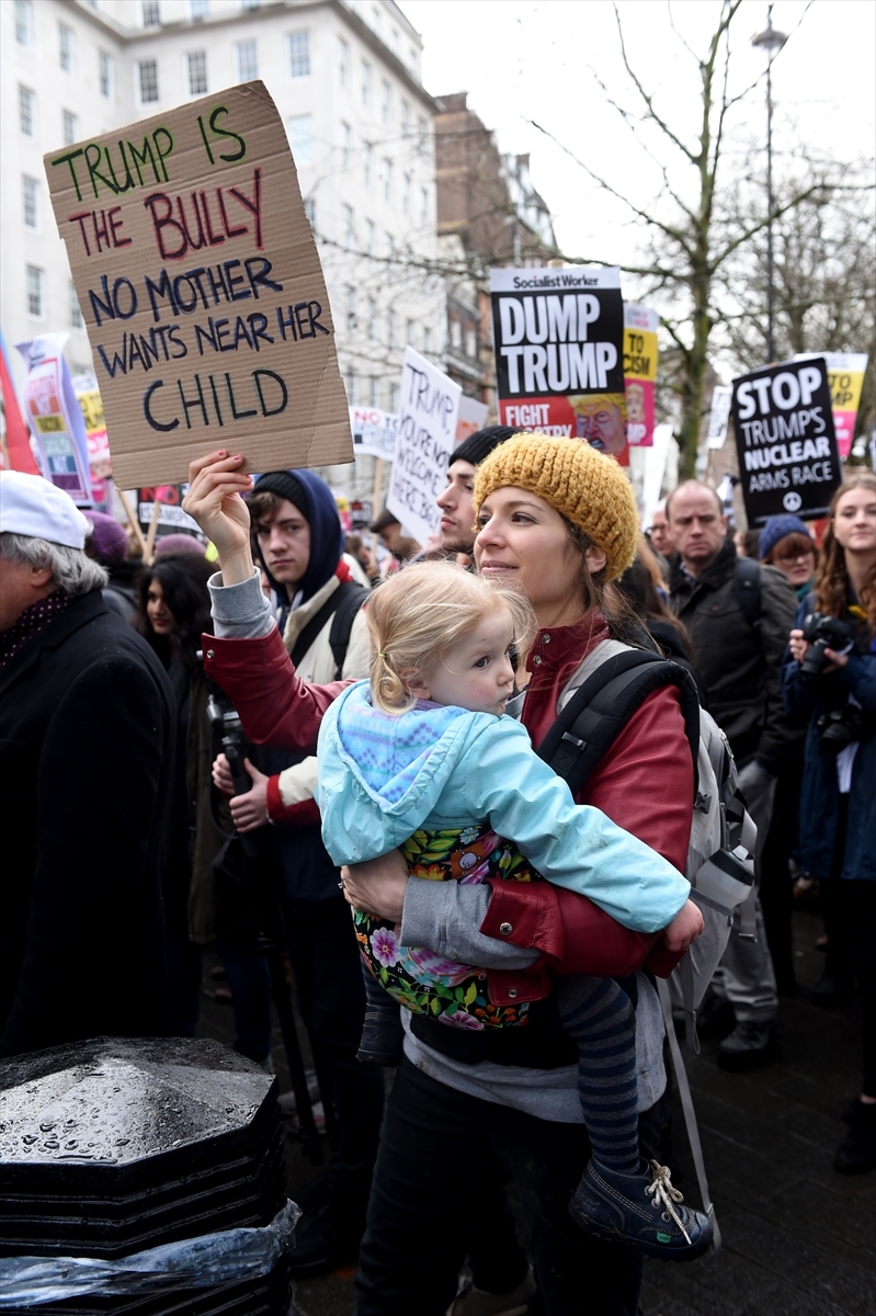 İngiltere'de on binler Trump'ı protesto etti 10