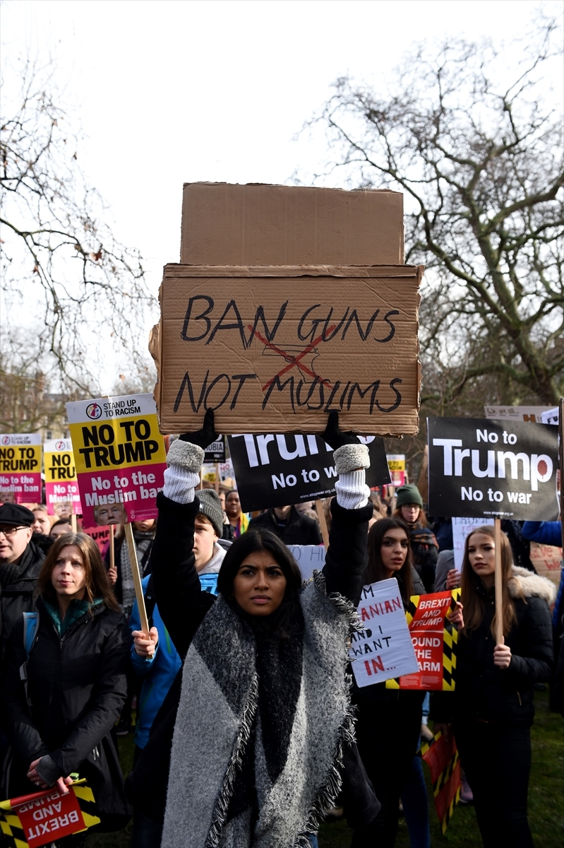 İngiltere'de on binler Trump'ı protesto etti 15